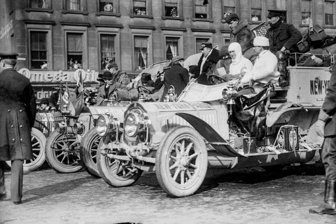 Vozidla na startovní čáře závodu New York - Paříž. Times Square, New York, USA, rok 1908