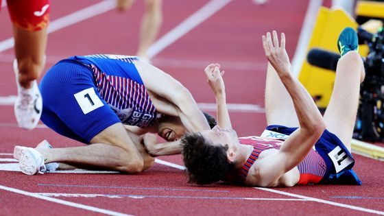 Bahamská sprinterka nechápala diskvalifikaci, mílaře semlely drsné pády