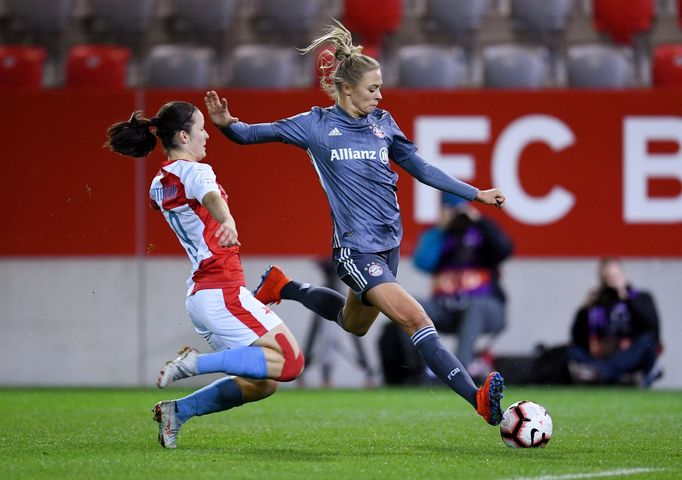 fotbal, Liga mistryň 2018/2019, odveta čtvrtfinále Bayern Mnichov - Slavia Praha, Eva Bartoňová a Fridolina Rolfo