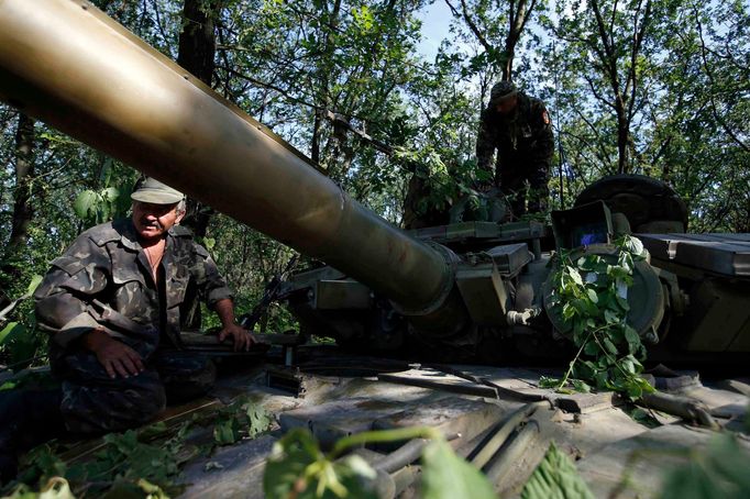 Separatisté z praporu Vostok na tanku T-64 v Doněcku.