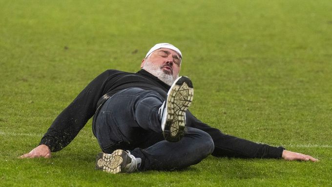Kouč Slavie Jindřich Trpišovský a jeho vítězný skluz
