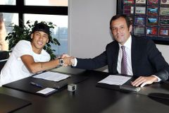 Neymar si může plnit sen. Už patří oficiálně Barceloně