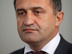 Anatolij Bibilov, vítěz prezidentských voleb v Jižní Osetii, při rozhovoru s novináři. Snímek z 12. listopadu 2011.