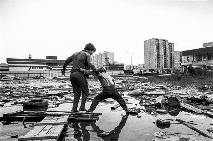 Jedinečné retro. Fotografie Jaromíra Čejky ukazují dávný život na sídlišti v Praze