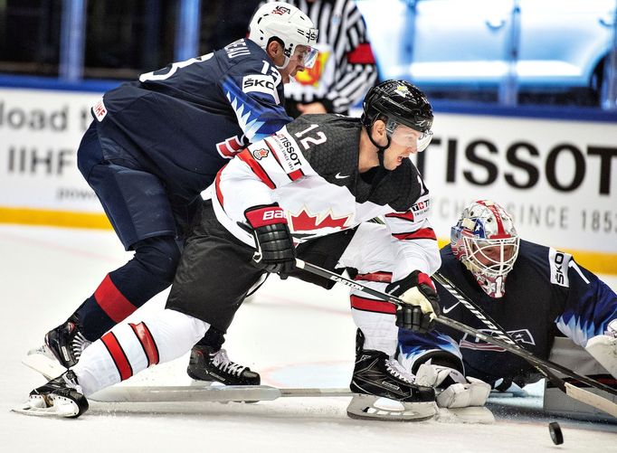 Kanaďan Josh Bailey proti Johnu Gaudreauovi a brankáři Keithovi Kinkaidovi.