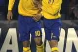 Švédská radost. Zlatan Ibrahimovič (vlevo) gratuluje Marcusu Allbackovi ke gólu v síti Lotyšska.