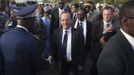 REFILE - CORRECTING IPTC CREDIT France's President Francois Hollande (C) greets Malian government officials while flanked by Malia's interim president Dioncounda Traore (white scarf) before speaking at the Independence Plaza in Bamako, Mali February 2, 2013. France will withdraw its troops from Mali once the Sahel state has restored sovereignty over its national territory and a U.N.-backed African military force can take over from the French soldiers, Hollande said on Saturday. REUTERS/Joe Penney (MALI - Tags: POLITICS CONFLICT) Published: Úno. 2, 2013, 8:25 odp.