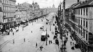 Václavské náměstí s tramvajemi kolem roku 1901. Tramvaje tudy jezdily v letech 1884 až 1980.