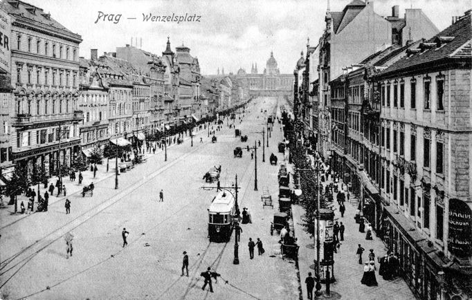 Historická fotografie zachycující provoz tramvajové linky na Václavském náměstí, která zde byla v provozu mezi lety 1884-1980.