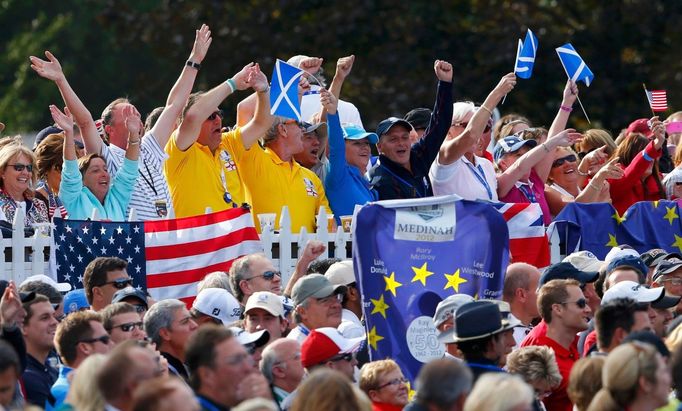 Američtí fanoušci při zahájení golfového 39. Ryder Cupu v americkém Medinahu.