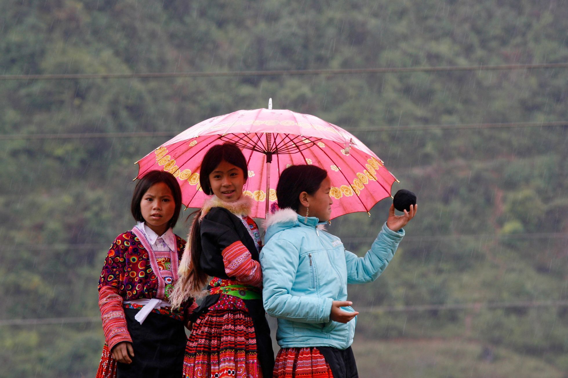 mladé dívky, příslušnice etnika Černí Hmongové, Vietnam