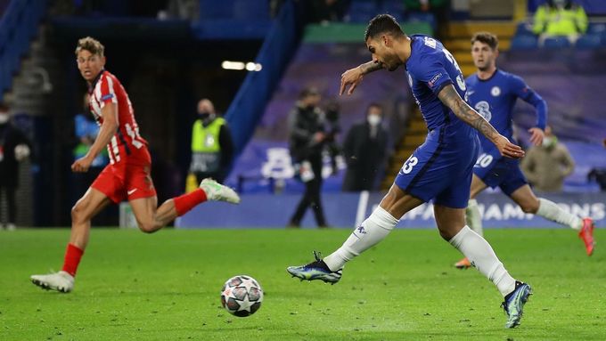 Emerson Palmieri střílí v nastavení druhý gól Chelsea a končí naděje fanouška z Birminghamu na tučnou výhru