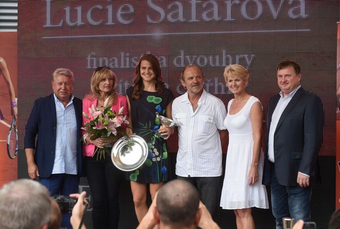 Zleva: Miroslav Černošek, Jana Šafářová, Lucie Šafářová, Milan Šafář, Petra Černošková, Petr Chytil