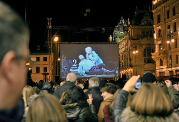 Diváci na náměstí Republiky v Praze roku 2014 sledovali přímý přenos Rusalky z Met v hlavní roli s Renée Flemingovou.