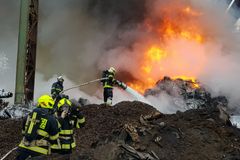 Na okraji Kladna hořelo osmdesát autovraků, kouř byl vidět na kilometry daleko