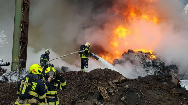 Na okraji Kladna hoří osmdesát autovraků, kouř byl vidět na kilometry daleko