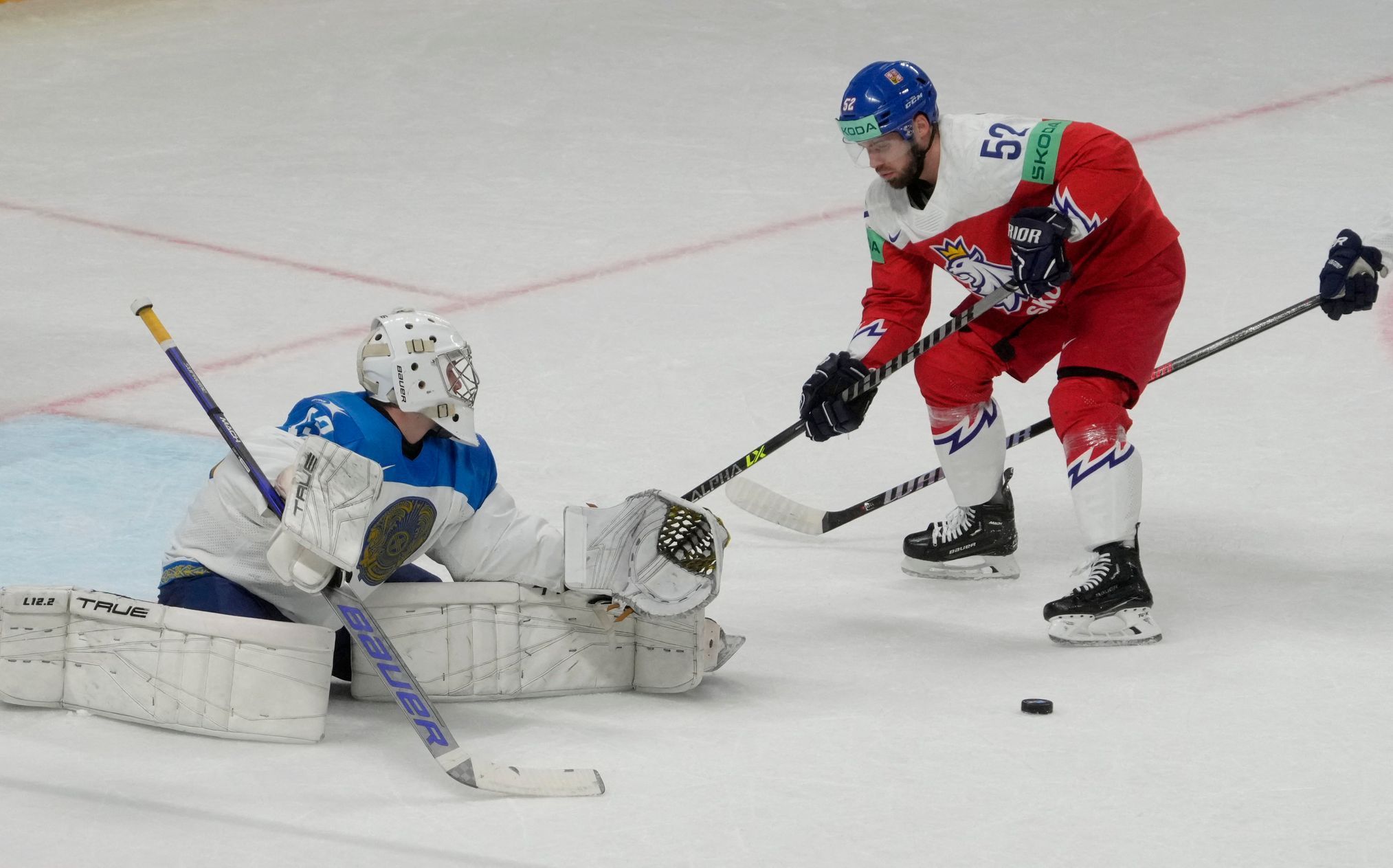 Andrej Šutov a Michael Špaček v zápase Česko - Kazachstán na MS 2023