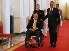 Americký exprezident George Bush starší si libuje v nezvyklých ponožkách. Prokázal to i během pondělní návštěvy Bílého domu.