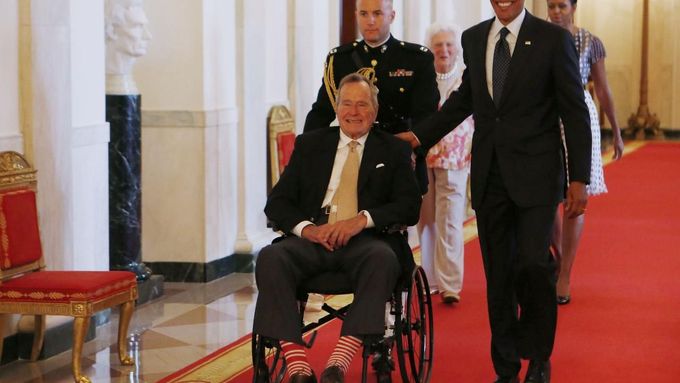 George Bush starší s Barackem Obamou.