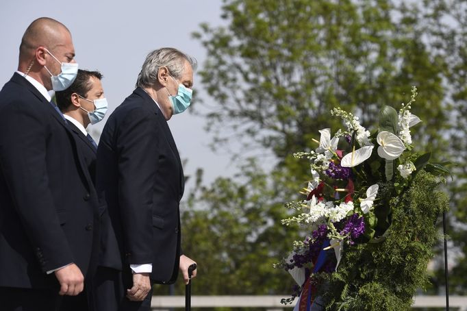 Jako první položil u hrobu Neznámého vojína na pražském Vítkově věnec prezident Miloš Zeman.