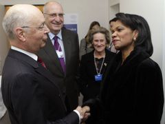 Condoleezza Riceová se po příjezdu do Davosu zdraví s ředitelem a zakladatelem Světového ekonomického fóra Klausem Schwabem.