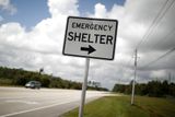 Devět okresů na Floridě z obav před hurikánem vyhlásilo povinnou evakuaci. Do bezpečí by se mělo uchýlit přes milion lidí. "Odjeďte, dokud je čas a dokud máme k dispozici dostatek benzinu," vzkázal na tiskové konferenci obyvatelů Floridy její guvernér Ron DeSantis.