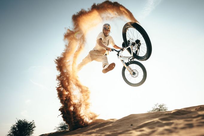 Name of photographer / Red Bull Illume Photographer: Hannes Berger, Athlete: Fabio Wibmer, Location: Desert, Alsisar, India