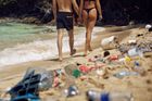 Sex na pláži plné odpadků. PornHub za zhlédnutí videa přispěje k čištění oceánů