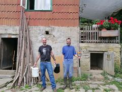 Marek a Lojza žijí už devátý rok v osadě Zlámaná v oblasti slovenských Kysuc. Oživili tradiční hospodářství a styl života, který tam vedli Markovi předkové.