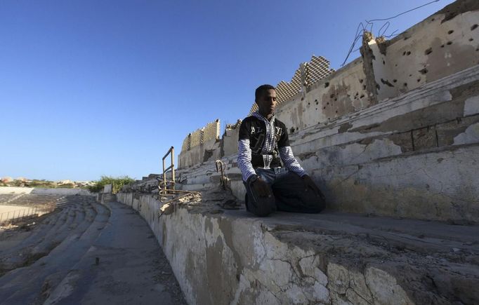 Somali athlete Abdullah Bare Kuulow prays after a training session as part of their preparations for the 2012 London Olympic Games inside the stadium in Somalia's capital Mogadishu in this March 16, 2012 file photo. Training in a bullet-riddled stadium where the remains of a rocket propelled grenade lies discarded on the track's edge counts as progress for Somali Olympic hopeful Mohamed Hassan Mohamed. A year ago, Mogadishu's Konis stadium was a base for Islamist militants and a work out meant at times running through the streets, dodging gun-fire and mortar shells in one of the world's most dangerous cities. To match OLY-SOMALIA-HOPES/ REUTERS/Feisal Omar/Files (SOMALIA - Tags: SPORT ATHLETICS OLYMPICS) Published: Čer. 11, 2012, 6:39 dop.