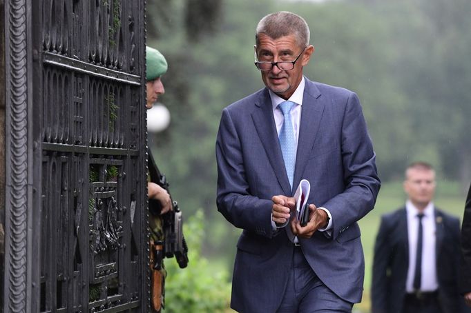 Andrej Babiš opouští zámek v Lánech po schůzce s prezidentem Zemanem