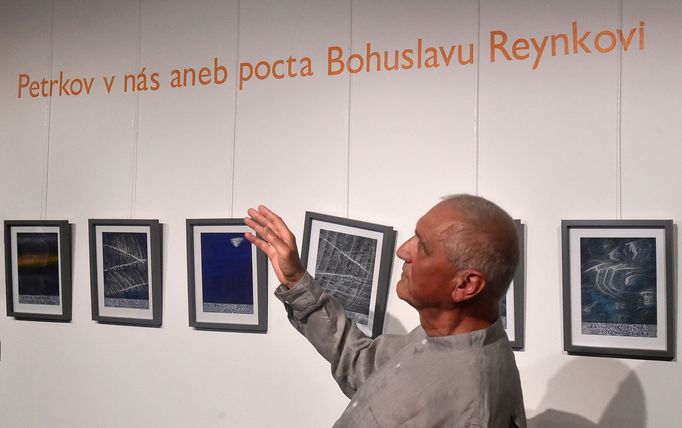 David Vávra a obraz, který visí záměrně nakřivo.