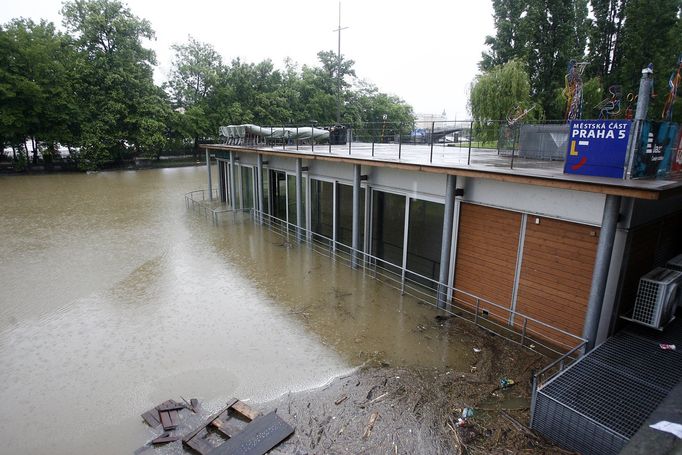 Voda se nakonec přelila přes zábradlí a uvnitř způsobila škody ve výši téměř deseti milionů korun.