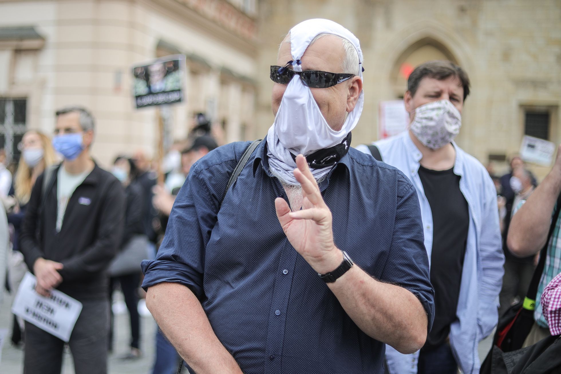 Demonstrace Milion chvilek pro demokracii - roušky, rozestupy, Andrej Babiš