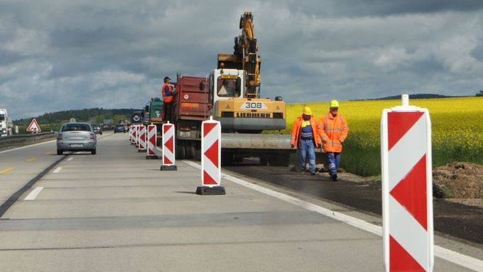 První fází stavebních prací je provizorní rozšíření jednoho pásu dálnice.
