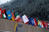 Na střeše davoského kongresového centra vlají státní symboly zúčastněných zemí. Dominuje jim vlajka Světového ekonomického fóra.