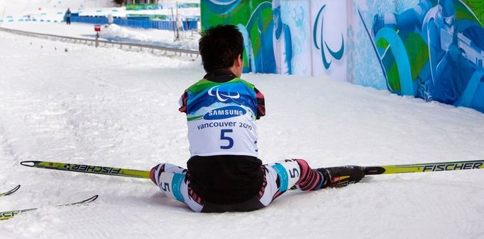 Odpočinek po závodě. Číňan Tu Chaj-tchao má v nohou dvacet kilometrů