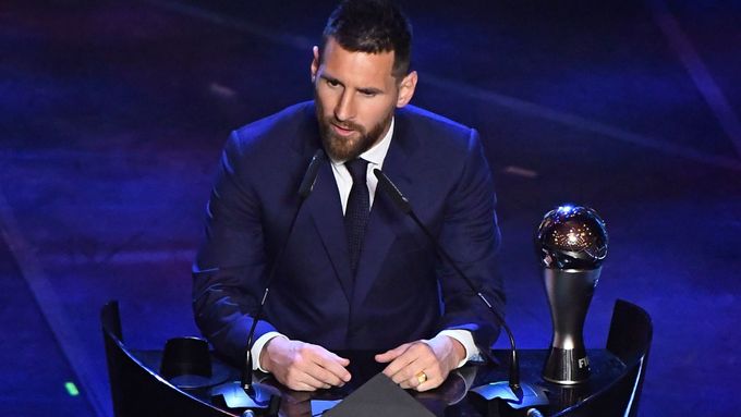 Lionel Messi při přebírání trofeje pro nejlepšího hráče podle FIFA