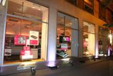 Značková prodejna T-Mobile na Národní v Praze jako první začíná prodávat v půlnoci iPhone. Pro zakazníky byla otevřena do třetí hodiny ráno.