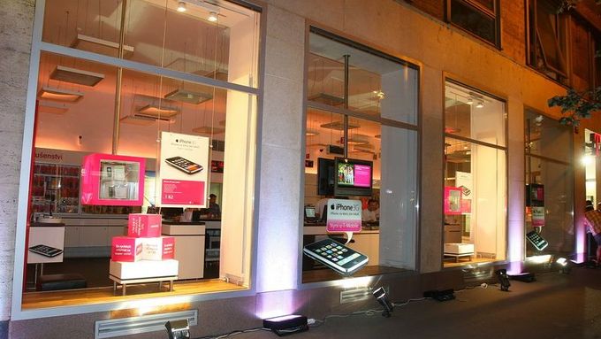Značková prodejna T-Mobile na Národní v Praze jako první začíná prodávat v půlnoci iPhone. Pro zakazníky byla otevřena do třetí hodiny ráno.