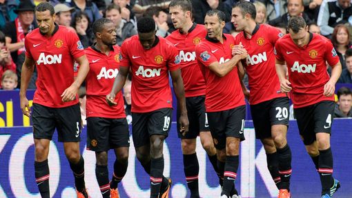 Manchester United slaví branku Robina van Persieho v zápase proti Swansea
