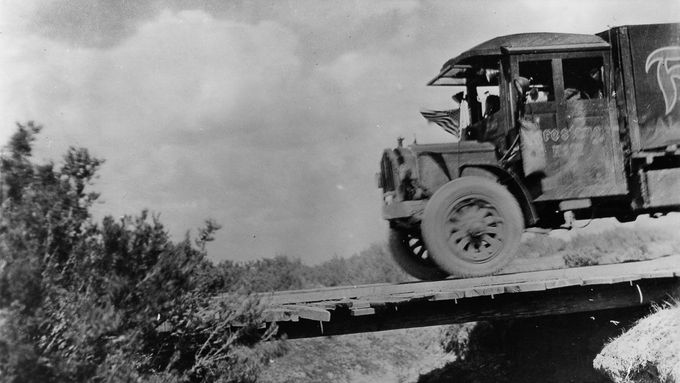 Vojenská kolona si na cestě s Eisenhowerem v čele užila své. I proto se později zasadil o výstavbu kvalitních dálnic.