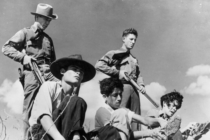 Texaská pohraniční hlídka zadržuje nelegální migranty poblíž mexické hranice. Červen 1948