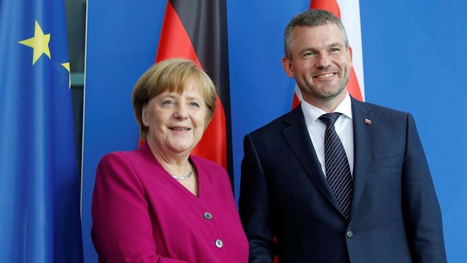 Německá kancléřka Angela Merkelová se slovenským premiérem Peterem Pellegrinim po společném jednání v Berlíně.