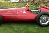 Tato značka, 158 Alfetta, vítězila v prvních ročnících seriálu F1. To už Alfa přivítala ve svých řadách majetného důlního inženýra Romea, který nad firmou převzal kontrolu. Jeho jméno se pak objevilo i v názvu - Alfa Romeo.