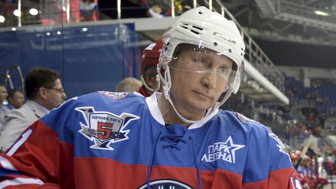 Sedm gólů v hokejovém klání! Podívejte se, jak Vladimir Putin oslavil 63. narozeniny