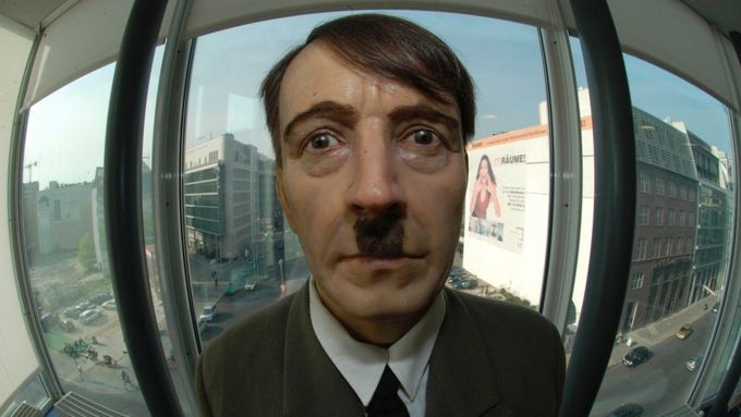 Hitler prodává, to se ví. (Vosková figurína v Berlíně.)