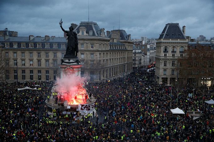 Protestující obsadili také Náměstí republiky v Paříži. Při dnešních střetech utrpělo zranění nejméně 135 osob.