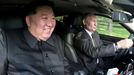 Kim Čong-un a Vladimir Putin se projíždějí limuzínou v Pchjongjangu.