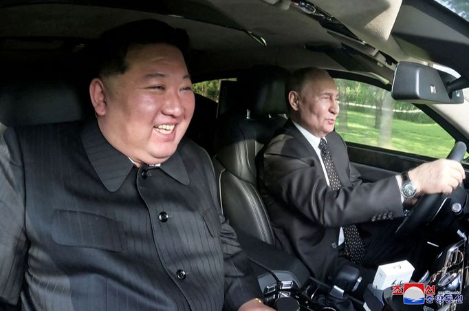 Kim Čong-un a Vladimir Putin se projíždějí limuzínou v Pchjongjangu.